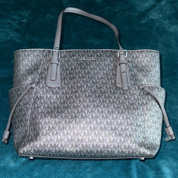 Michael Kors Metallic Silver Voyager Medium Tote - Picture 7 of 8